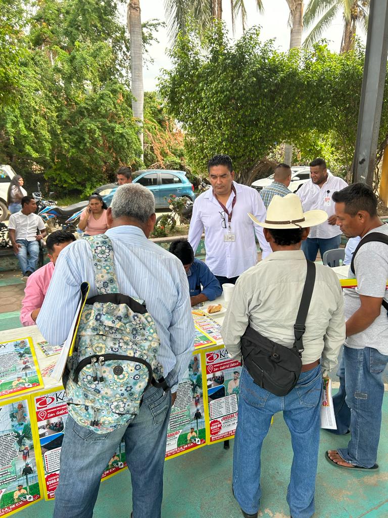 INGE_OPD's tweet photo. Con el objetivo de reactivar la economía de las y los guerrerenses afectados por el Huracán #Otis y siguiendo las líneas de acción de la Gobernadora Evelyn Salgado Pineda, este martes se realizó la Feria del Empleo en Coyuca de Benítez, donde asistieron más de 200 buscadores. https://t.co/bzj1gJmJel