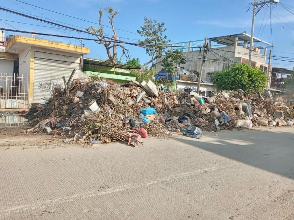 INGE_OPD's tweet photo. Más de 33 mil trescientas toneladas de azolve y basura han levantado las brigadas de IGIFE #Guerrero en diversas colonias de #Acapulco como la jornada de este martes en la que una brigada apoyó en la limpieza del circuito Vicente Guerrero en la colonia Renacimiento. https://t.co/qQNekVYUsn