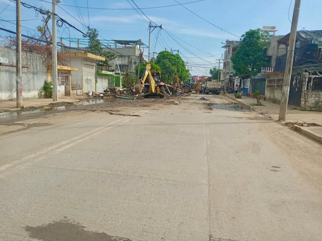INGE_OPD's tweet photo. Más de 33 mil trescientas toneladas de azolve y basura han levantado las brigadas de IGIFE #Guerrero en diversas colonias de #Acapulco como la jornada de este martes en la que una brigada apoyó en la limpieza del circuito Vicente Guerrero en la colonia Renacimiento. https://t.co/qQNekVYUsn