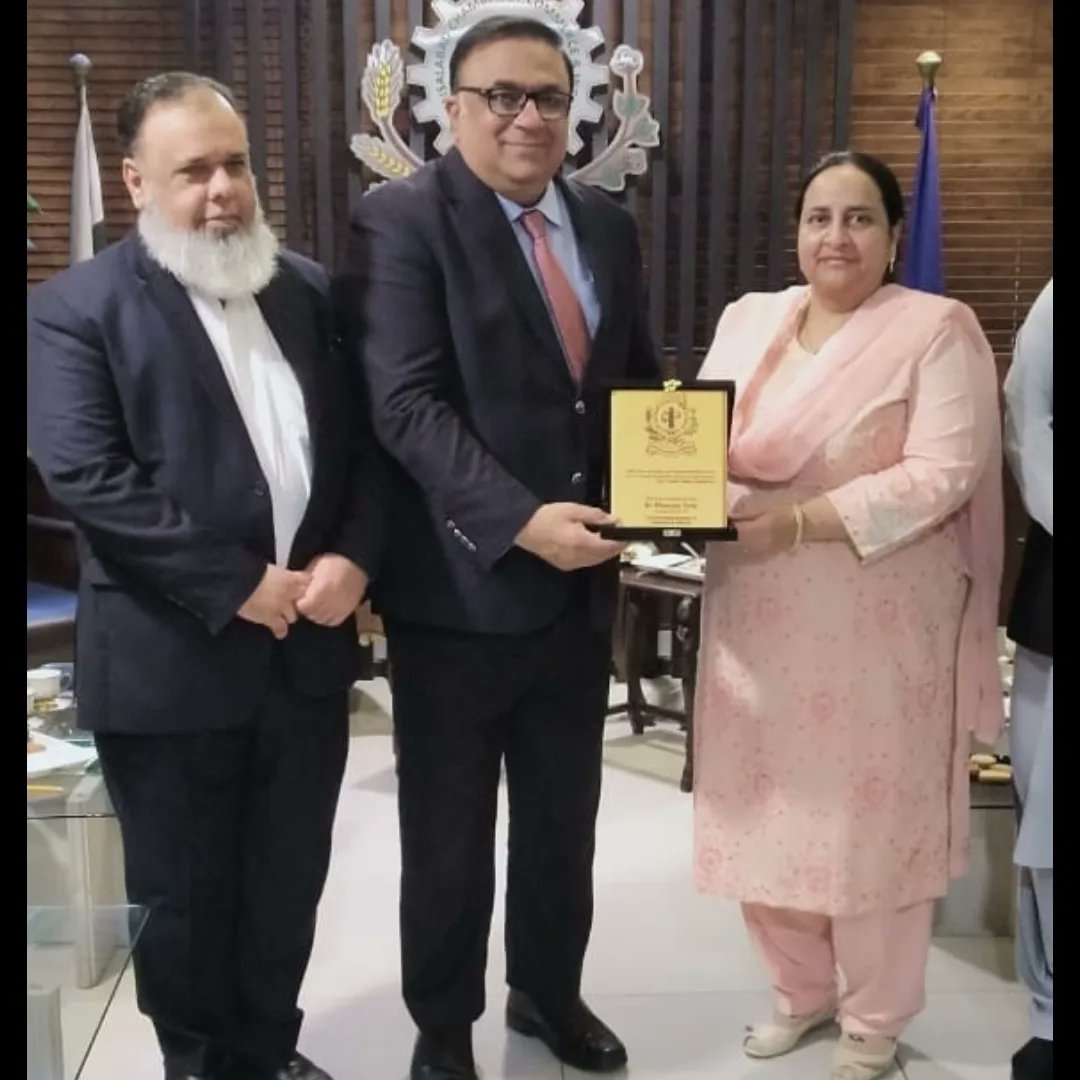 gcwufedupk's tweet photo. Vice Chancellor GCWUF Prof. Dr. Zill-i-Huma Nazli met with President Faisalabad Chamber of Commerce Dr. Khurram Tariq in which various educational and developmental projects and bilateral issues of mutual cooperation were discussed. 
#gcwuf #womenuniversity #gcwufofficial https://t.co/sLIqEaYaCh