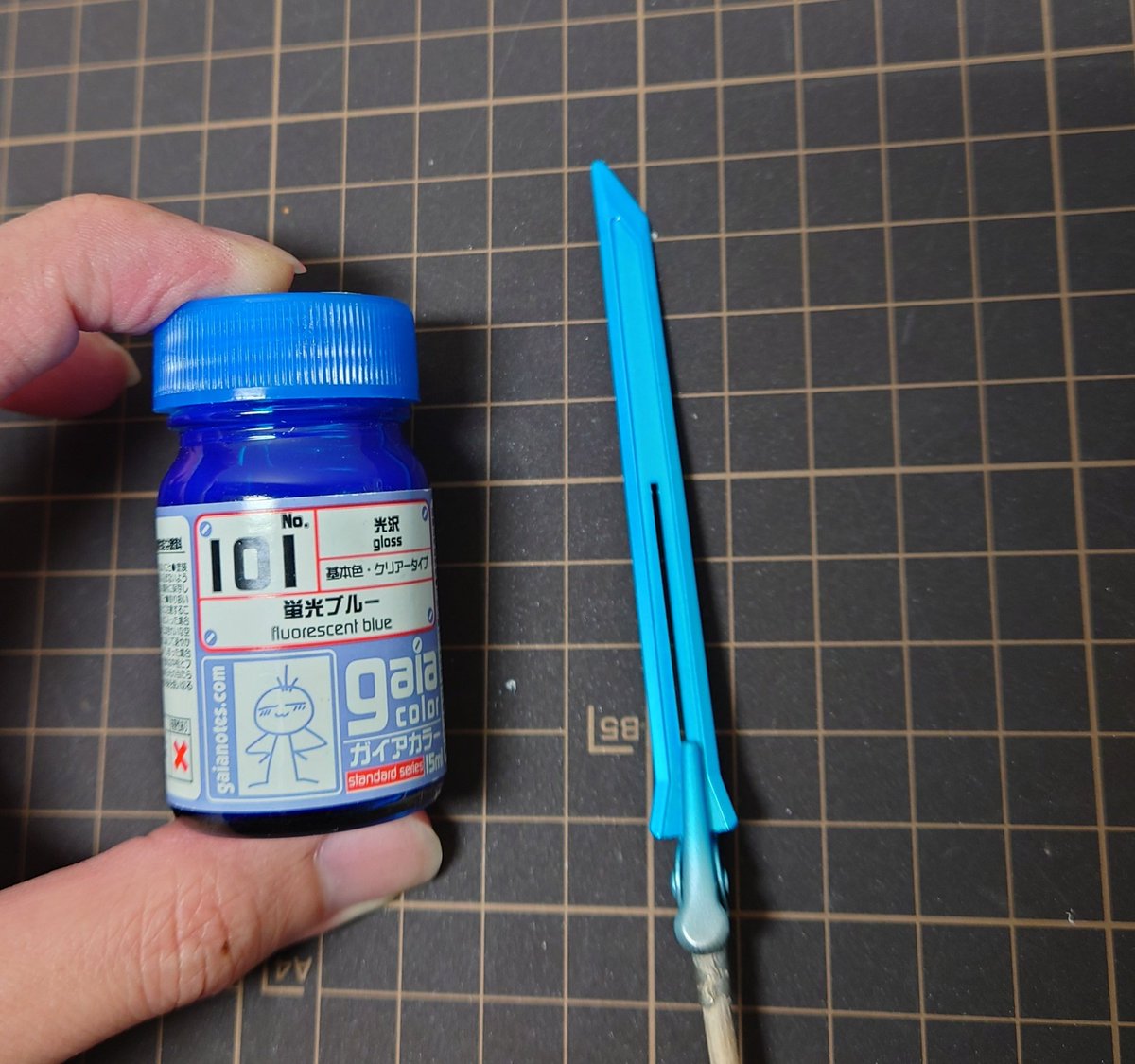 ide_mittsu's tweet photo. シュバルゼッテの目と刃は蛍光塗料で光らせます。

うみんちゅビスマスパール下地に
刃：蛍光ブルー
目：蛍光ピンク+蛍光クリアー

蛍光ピンクそのままだとオレンジっぽく光るので、蛍光クリアーで調整しています。
で、こんな光り方。

ここまでは良かったんですけどね…
#ガンプラ https://t.co/fLI8shCFfm