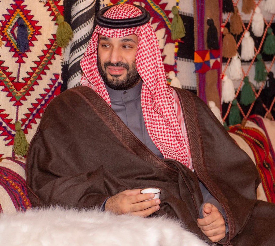 <a href="/F_BinHithleen/">فهد بن حثلين</a> دام السعودي كاسبٍ للنواميس 

يعني إكسبو ماهي عليه بغريبه

شامت يا روما عنْك وقالت لباريس

ما لي مكان الا الرياض الحبيبه 

نطول بمحمد بعيد المراميس

اللي البعيده .. في عيونه قريبه

محقق الرؤية بكل المقاييس

كنّه يقول الموعد الله يجيبه

2030

#عبدالله_ال_نمره
🇸🇦
 #الرياض_إكسبو2030