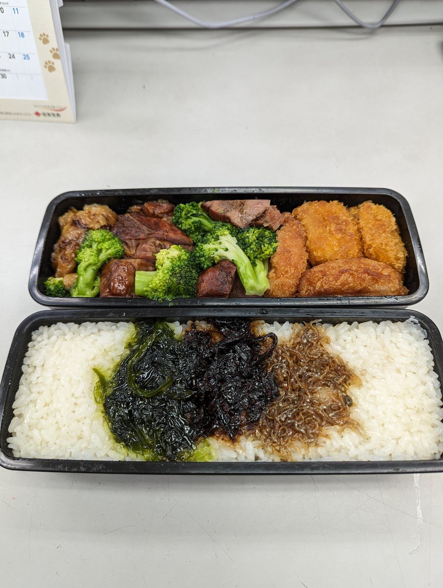 今日の🍱
エビ&カニクリーム(コロッケ)　
焼豚　焼き鳥(モモ)　🥦　昆布　
ちりめん山椒　ワカメの佃煮
実は、月曜日から撮影機材がiPhone11さんからPixel7proさんに
なりました。
何か写真の感じが変わった気がします(⁠・⁠∀⁠・⁠)
#今日のお弁当 #エオルゼア弁当部