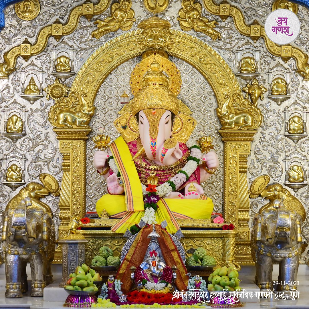DagdushethG's tweet photo. || गणाधीशा भालचंद्रा गजवक्रा गणराया,
वक्रतुंडा धुम्रवर्णा गणपती बाप्पा मोरया ||

https://t.co/CW7Tnb7eKb

#shrimant #dagdushethhalwaiganpati 
#shrimantmoraya
#shrimantdagdusheth
#dagdusheth #dagdushethganpati #pune #punekar #suvarnyug #maharashtra #mumbai #devotional #hindu https://t.co/ze4afSZG9I