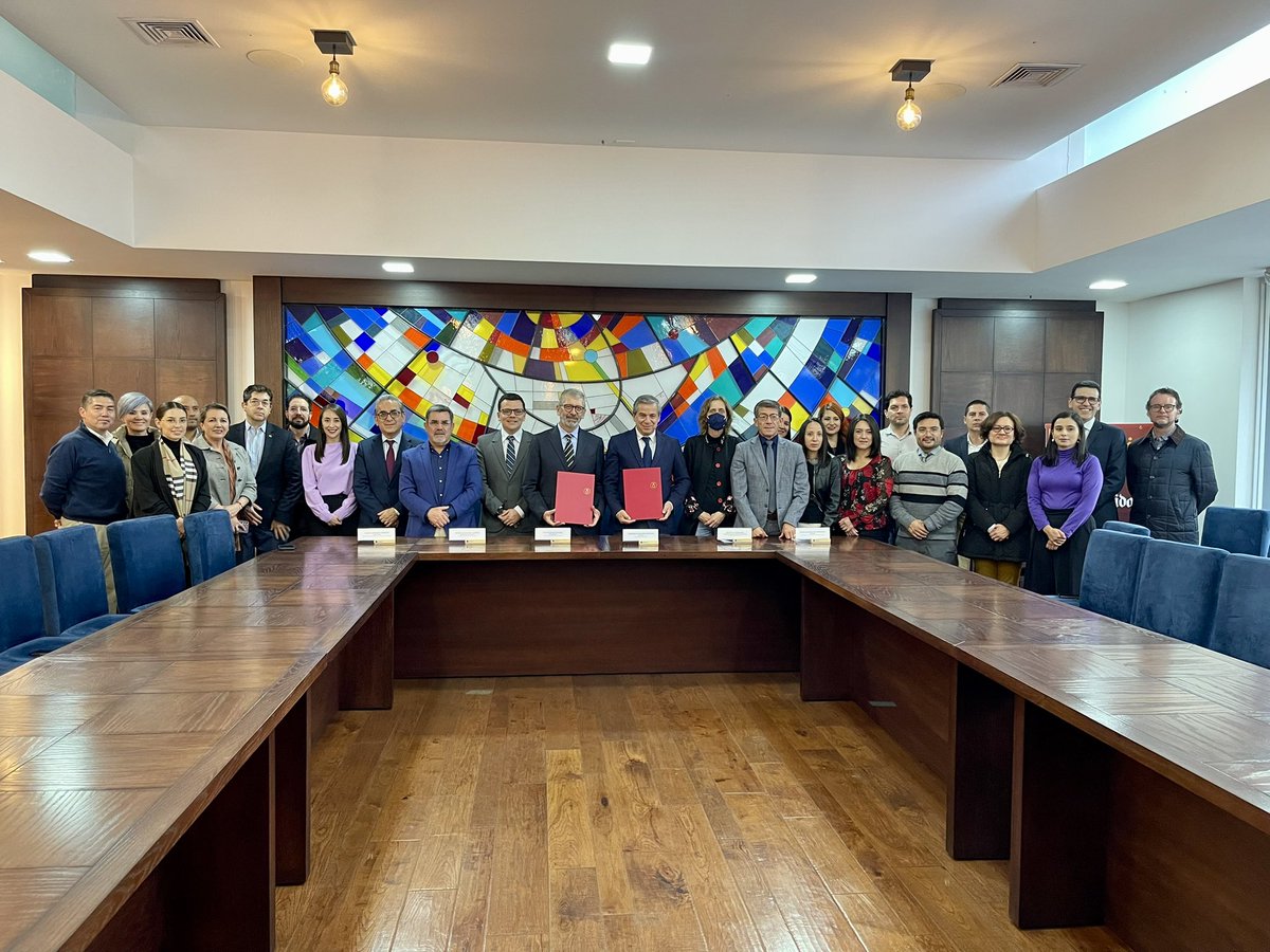 cccuenca's tweet photo. Esta tarde con la presencia de nuestro directorio, firmamos un convenio de cooperación interinstitucional entre la #cccuenca y la @uazuay , el mismo tiene por objeto realizar y priorizar el ámbito académico, científico, investigativo y de vinculación con la comunidad ✍️. https://t.co/CgaCYuK7Kq