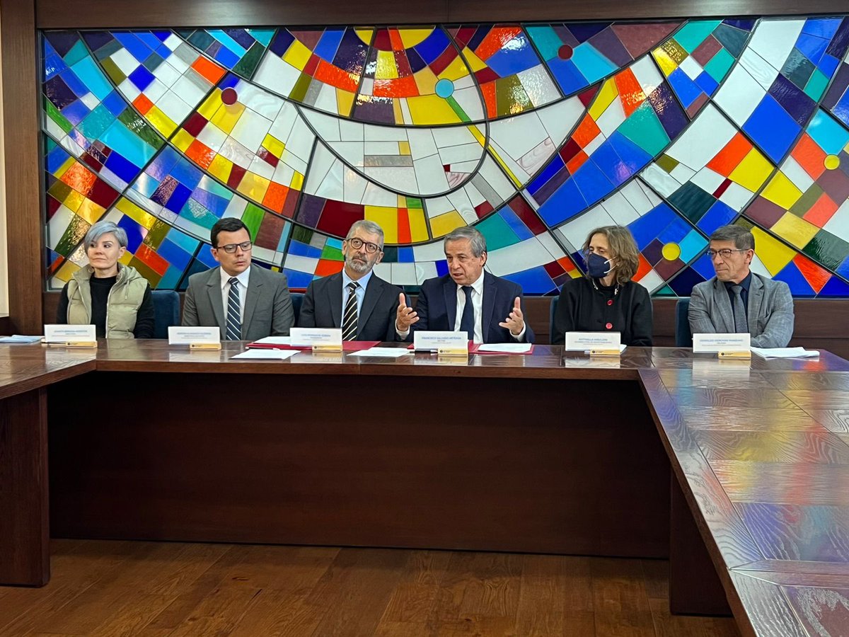 cccuenca's tweet photo. Esta tarde con la presencia de nuestro directorio, firmamos un convenio de cooperación interinstitucional entre la #cccuenca y la @uazuay , el mismo tiene por objeto realizar y priorizar el ámbito académico, científico, investigativo y de vinculación con la comunidad ✍️. https://t.co/CgaCYuK7Kq