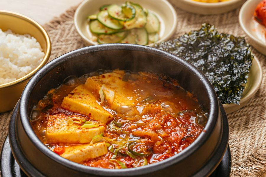 Dotheevolution3's tweet image. NẤU CANH KIMCHI HÀN QUỐC SIÊU ĐƠN GIẢN
/Bí kíp nấu canh sánh ngọt không cần nước hầm cá cơm/
Mùa hè oi bức, ăn các món canh nóng để giải nhiệt, tin được không?
Thật ra, đây chính là quan niệm “Dĩ Nhiệt Trị Nhiệt” của người Á Đông, khi trời oi bức hay cơ thể…