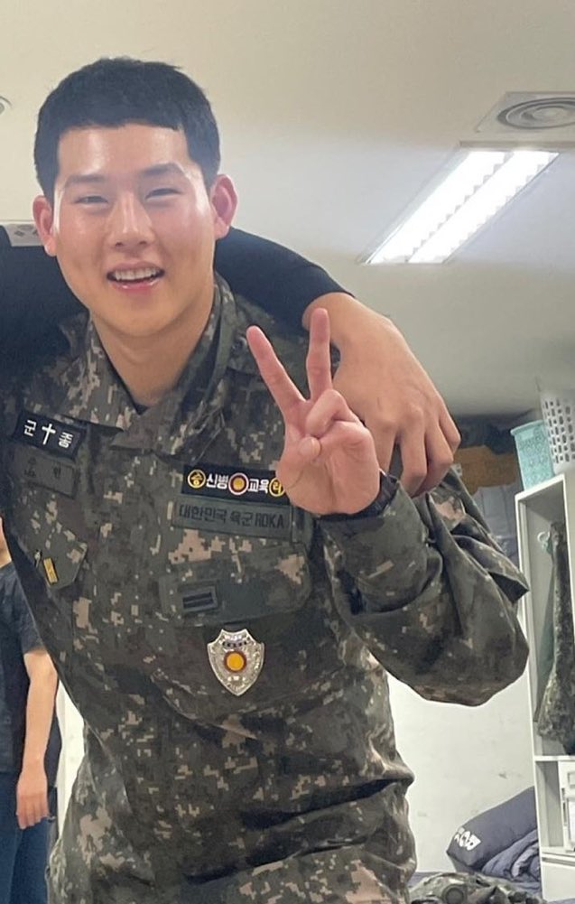 -star jooheon monsta x ini anak soleh banget ya 🥹 dia bahkan aktif pelayanan di base militernya (ada patch † di seragamnya) 

tunjukin bias kalian yang agamis juga dong 👇🏼