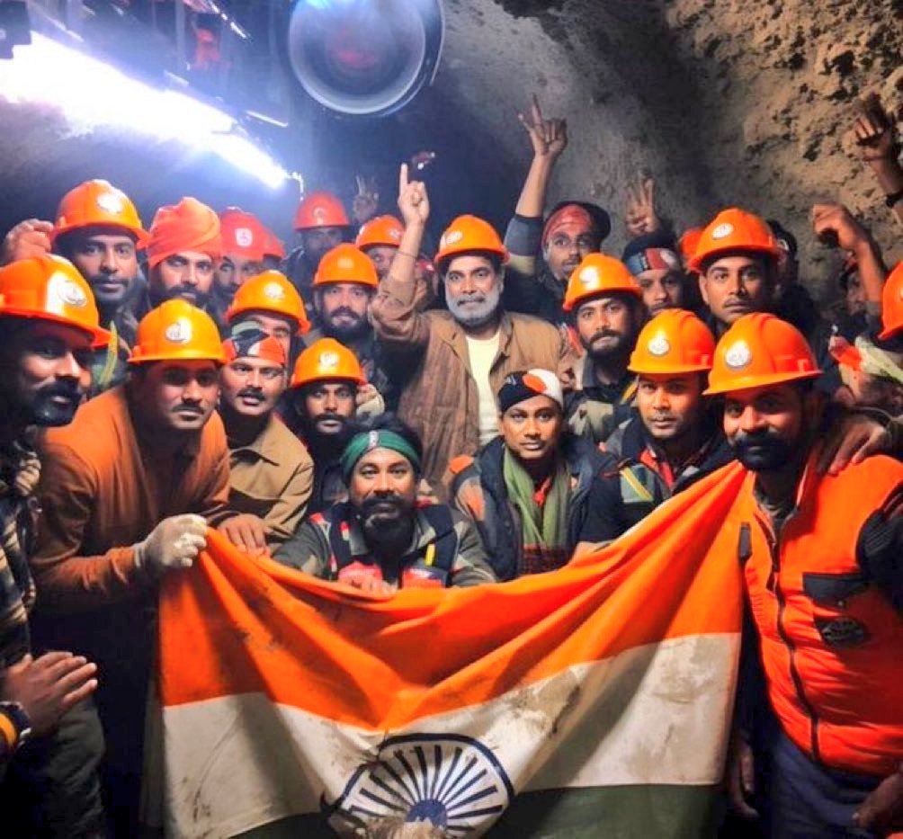 Pic of the day! 😍
Bharat Mata ki Jai 🇮🇳
#ModiHaiToMumkinHai 
#UttarakhandRescue