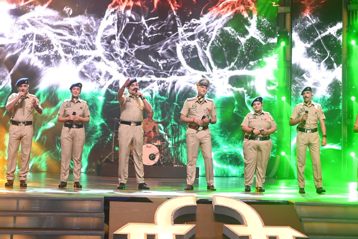 I congratulate the Himachal Police Band for their spectacular performance at the #IFFI54. They moved the audience with their melodious voice and patriotic fervor in such a way that Hollywood superstar Michael Douglas and Goa CM Shri Pramod Sawant came up to the stage to
