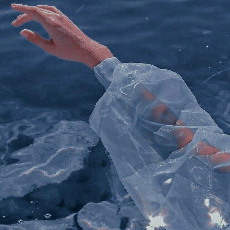 «Не умеет выражать эмоции»