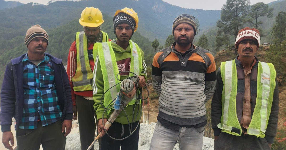 इस बचाव अभियान के असली नायक ,बेहद साधारण पृष्ठभूमि से आने वाले ये हैं  rat- hole mining करने वाली बहादुर टीम। 

इन्होंने मैन्युअल रूप से मलबे के ढेर के अंदर पाइप में लेट कर ड्रिल किया। सबसे खतरनाक परिस्थितियों में इस टीम ने सबसे मुश्किल काम को अंजाम दिया। 

हम उम्मीद और करते हैं