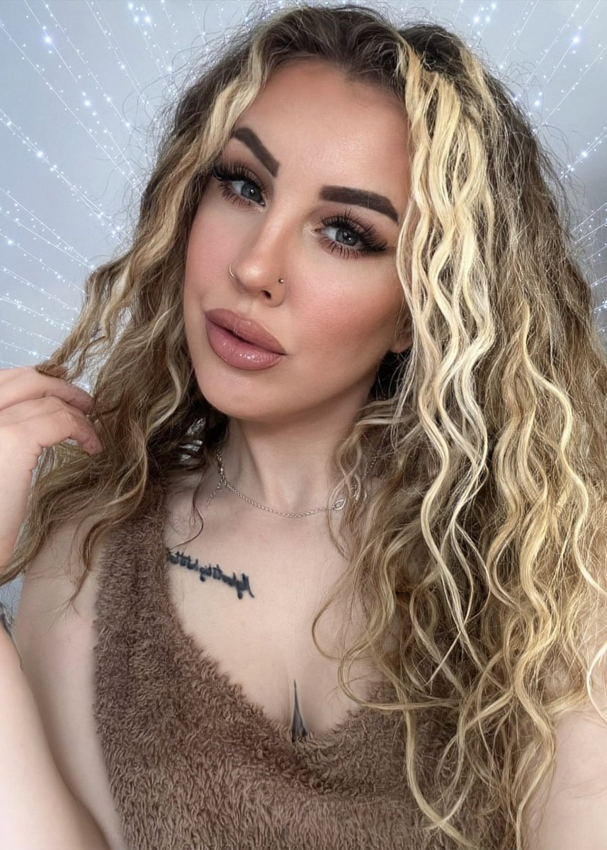 Georgimay_x's tweet photo. The face of a spoiled princess 👸 

Worship , send, repeat 💸 

✨✨

#findom #goddess #sub #whalesub #sororitybrat #blonde #curlyhair #feet #worhip #finsub #cuck #sissy #spoilme #sph https://t.co/HsJK1qHZ1d