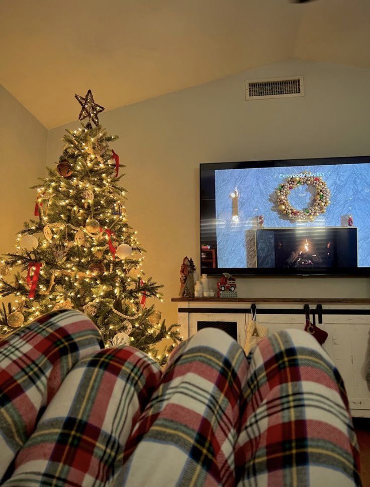 Jeswiftie's tweet photo. Monte seu look, versão natal americano!!🎄🎅📺

-a thread https://t.co/E6sUC6mp9z