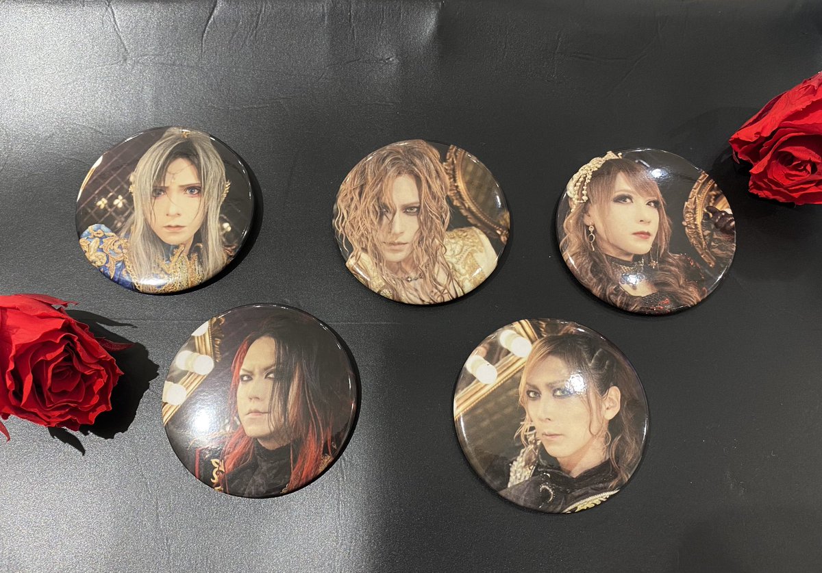 ETERNO_RECIT's tweet photo. 新宿マルイ アネックスにて開催中
「Versailles memorial fair」
新規グッズ②

缶バッジ（全10種）
550円（税込）

VOGUEのアーティスト写真を使用した
缶バッジコレクション

※デザインはお選びいただけます。

#Versailles https://t.co/DPmRrufOGo