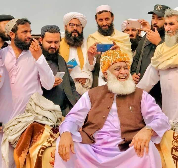 بابا ہمیں ہاتھ مت ڈالو،، مشکل ہو جائے گا تمہارے لئے،، ہم زندہ لوگ ہیں،، ہم میدان کے لوگ ہیں،، اور تم جیسے لوگوں سے نمٹنا جانتے
ہیں
قائد ملت اسلامیہ مولانا فضل الرحمن صاحب
کے ایک بیان سے اقتباس 
#نیازی_وڑ_گیا