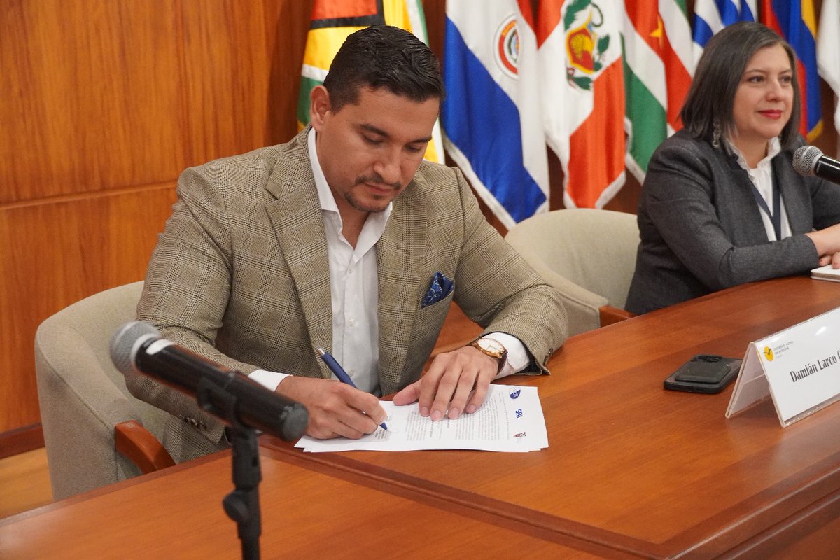 SRIoficialEc's tweet photo. ¡Iniciamos con pie derecho!

En el marco de las Jornadas Ecuatorianas de Derecho Tributario, Nuestro Director General @DamianLarcoG suscribió el acuerdo de "Cooperación en el Programa de Cumplimiento Cooperativo entre el Instituto Ecuatoriano de Derecho Tributario y el #SRI" . https://t.co/vjjkbfy56s