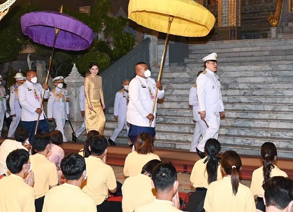 1st_SFDIV's tweet photo. เมื่อวันที่ ๒๘ พ.ย. ๖๖​ เวลา ๑๘.๒๙ น. พระบาทสมเด็จพระเจ้าอยู่หัว และสมเด็จพระนางเจ้า ฯ พระบรมราชินี เสด็จพระราชดำเนินโดยรถยนต์พระที่นั่ง ไปทรงเปลี่ยนเครื่องทรงฤดูฝนเป็นเครื่องทรงฤดูหนาว ถวายพระพุทธมหามณีรัตนปฏิมากร ณ พระอุโบสถวัดพระศรีรัตนศาสดาราม พระบรมมหาราชวัง

#ทรงพระเจริญ https://t.co/67rhqnN65i