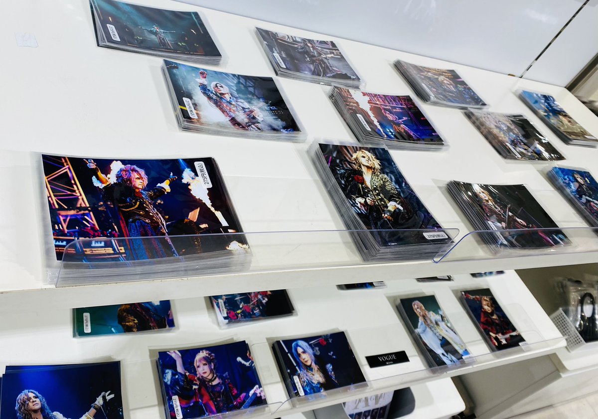 ETERNO_RECIT's tweet photo. 新宿マルイ アネックス　6Ｆにて開催中
「Versailles memorial fair」
新規グッズ③

●アーティスト写真　ブロマイド2Lサイズ　（全13種）550円（税込）
●ライブ写真　ブロマイドLサイズ
（全45種）275円（税込）

歴代の写真を使用したブロマイド！
※デザインはお選びいただけます。

#Versailles https://t.co/4TRLLKG16M
