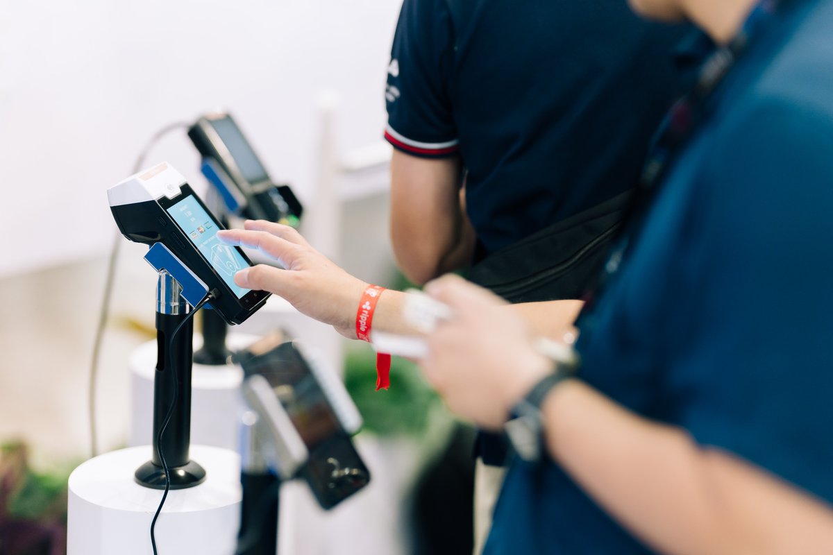 ingenico's tweet image. #AXIUM と #Phos は、#エコシステム のビジネスに特別な体験を提供するために構築され、#マーチャント にシームレスな決済体験を提供しています。

#SFF2023 で紹介された当社の #決済 ソリューションの詳細をご覧ください： tinyurl.com/v9af35ec