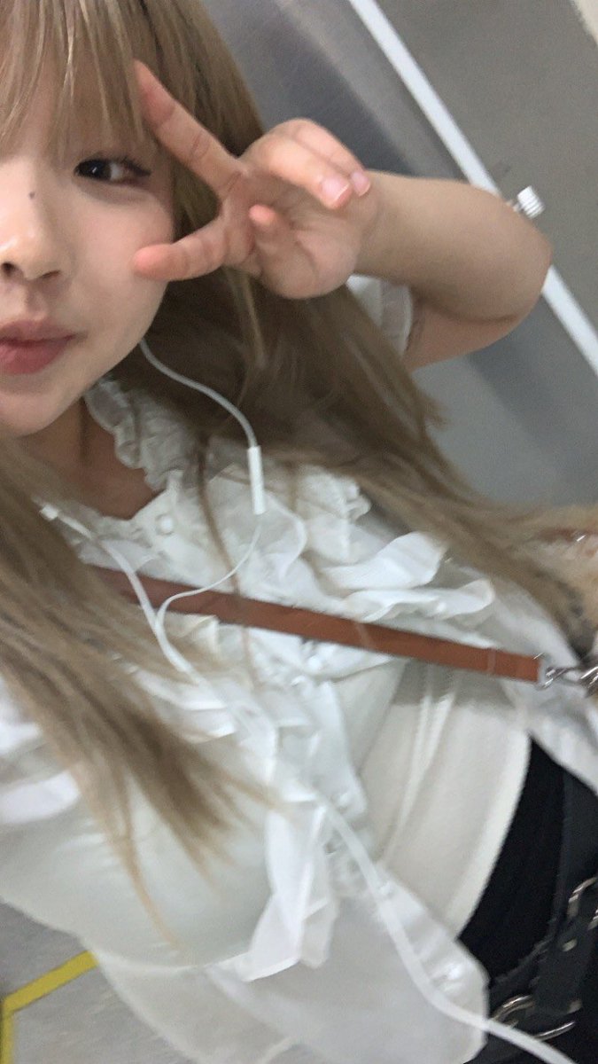 Valxeeie's tweet photo. forgot to tweet today hi :3 https://t.co/K4WnecTNK6