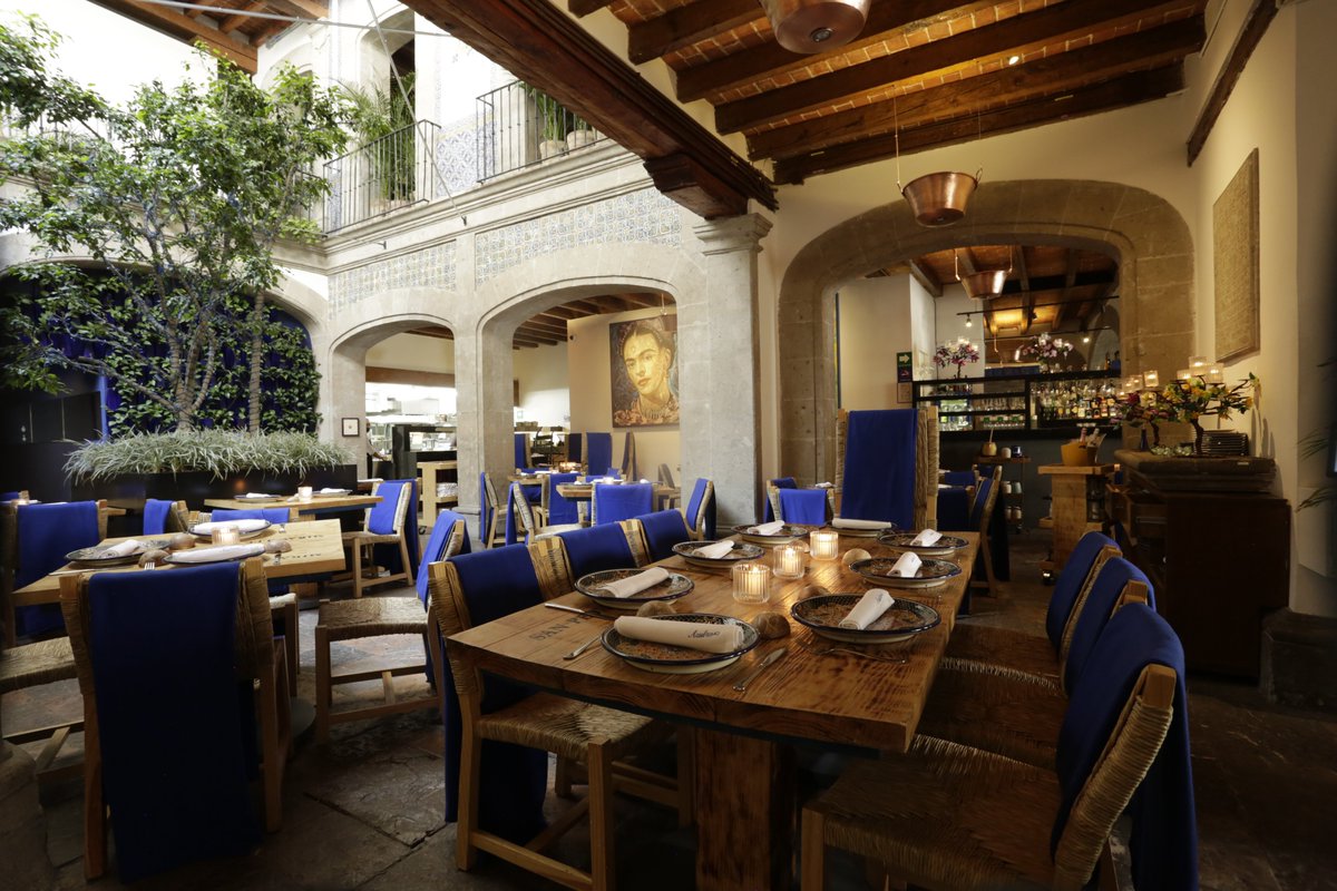 Solicita información para organizar tu reuniones y eventos de diciembre en Azulísimo Cocina Mexicana, D.F. en el Centro Histórico. eventos@azul.rest
📍C. De Venustiano Carranza #57, Col. Centro, CDMX.