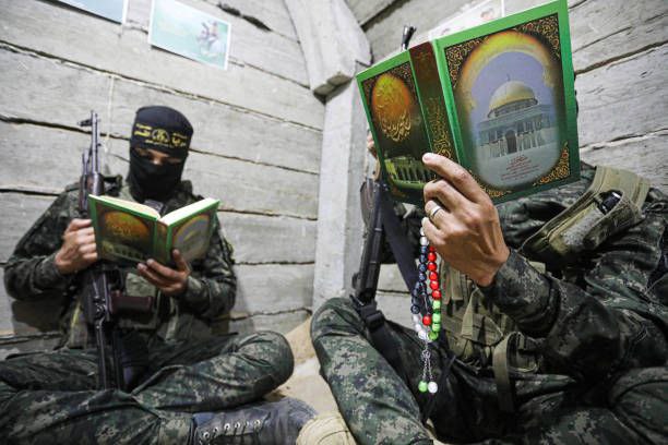 OmJ_J3Nggott's tweet photo. 🥷 Momen Keakraban Brigade Al Qassam &amp; Brigade Saraya Al Quds 

👉Mereka bersatu, memiliki harapan yg sama - bahu membahu d medan Pertempuran demi  Kpentingan rakyat Palestina

Persatuan Al-Quds &amp; Al-Qassam menjadi suatu kebanggaan Rakyat Palestina &amp; umat Islam d seluruh dunia https://t.co/LuF072CH7M