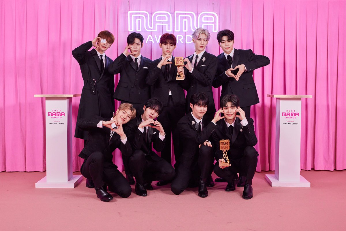 basking in the glory of dual triumphs at mama awards! we shines bright with the worldwide fans' choice and favorite new artist title. thank you for making us your choice and for celebrating this momentous journey together, zeroses!🩵