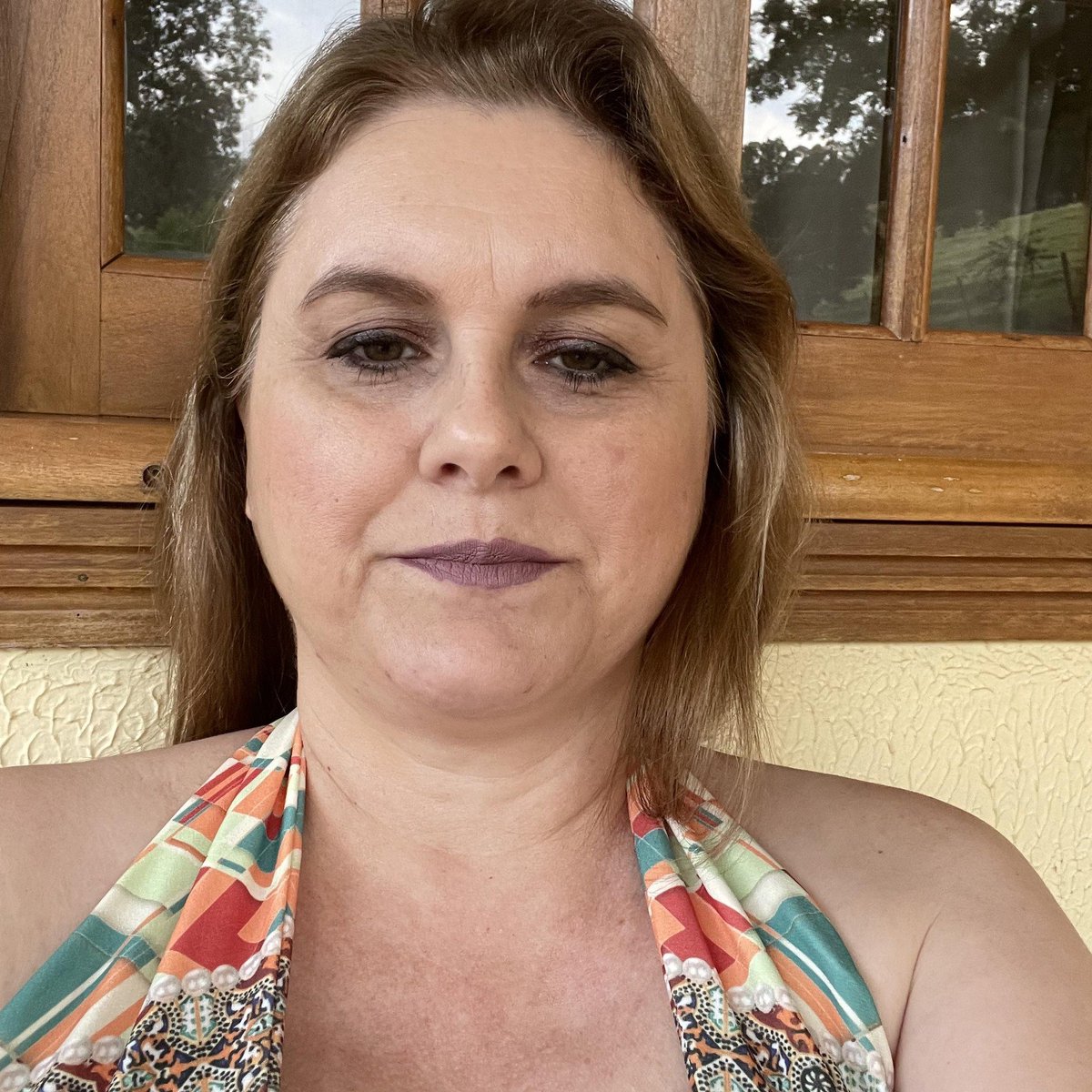 Essa é a juíza Kismara Brustolin, de Chapecó, que humilhou um cidadão durante audiência, exigindo aos gritos que ele dissesse  "o que a senhora deseja, excelência"?
Ela foi afastada pelo TRT-SC e está impedida de conduzir audiências até a conclusão do procedimento investigatiivo.