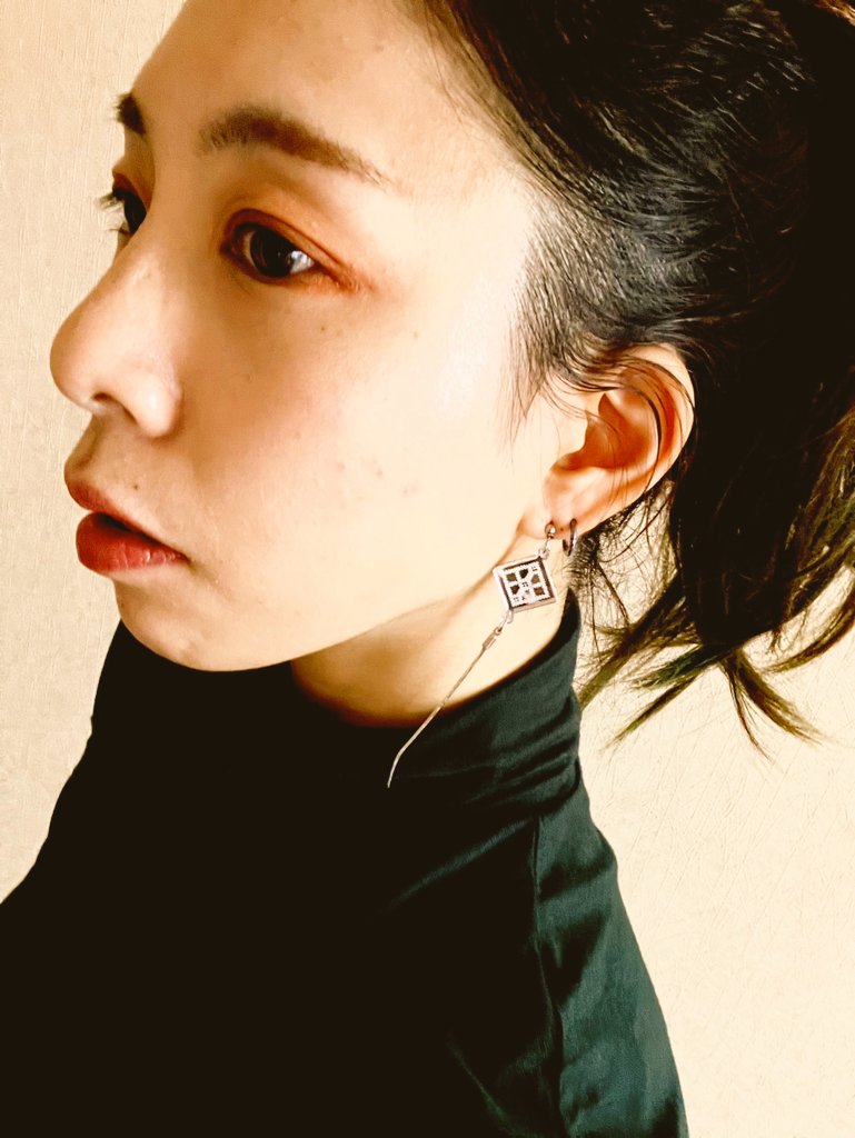 友人にKOGINシリーズ「猫の足」を
贈ったら着画撮ってくれたのでご紹介✨

ミラーが光を反射している感じ
模様がはっきり見えている感じ
角度によっての雰囲気も見ていただけたら。