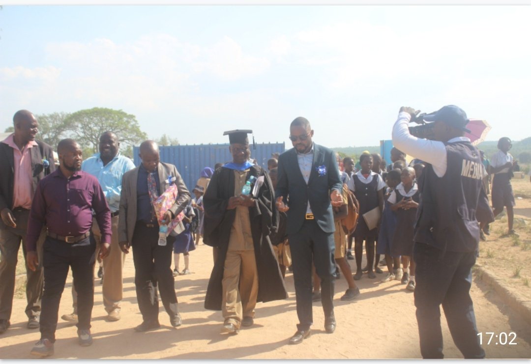 snowballOfficia's tweet photo. The Mashonaland East, ZANU PF Secretary for Education, Cde Tawanda ‘Chikopokopo’ Chenana was recently invited to attend his former school, Jekwa Primary School Prize Giving Ceremony, in Murehwa.
The founder of B4ED and writer of the popular weekly column, Brick by Brick Diary, in The Patriot newspaper, donated a printer, computers, exercise books branded Vision 2030-Brick by Brick as well as school shoes, white and grey stockings and paying fees for a number of students. 
“Education consists in the growth of understanding, insight and ultimately some wisdom, all children must be trained for citizenship and this means providing all the necessary materials for learning,” said Cde Chenana.
The provincial Secretary for Education said it was important for everyone, school pupils included, to fully understand the philosophy that nyika inovakwa nevene vayo/ilizwe liyakhwa ngabanikazi balo 
“We need our children to learn  how to do well what they are called upon to do as responsible citizens of their nation. Education, everywhere, is a process of  betterment or improvement,” said cde Chenana.
He said, exercise books carrying President Emmerson Mnangagwa’s picture were meant to inculcate patriotism among the children.
“In the past we have donated ambulances with the President’s picture because he is the architect and at the forefront  of all the development and growth taking place. President Mnangagwa is walking the talk, leading by example. Thus with regards to development  we must catch them young. 
“We want our youths to understand Vision 2030 to secure our present and future,” said Cde Chenana.