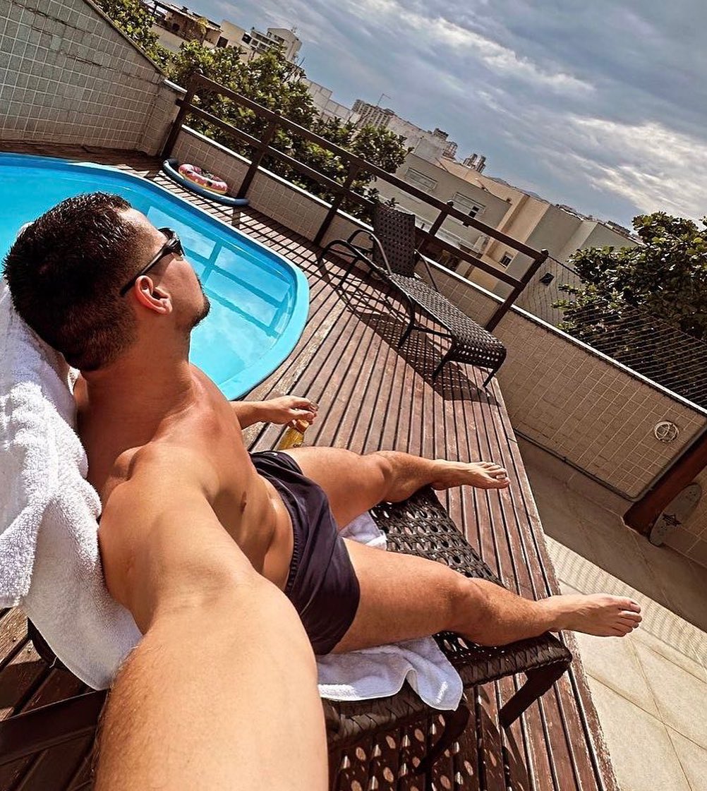 machos_deuses's tweet photo. Thiago Martins voltou a viralizar após foto de sunga. #famosos #mala #maludos #homens https://t.co/ZWRZUYiO95