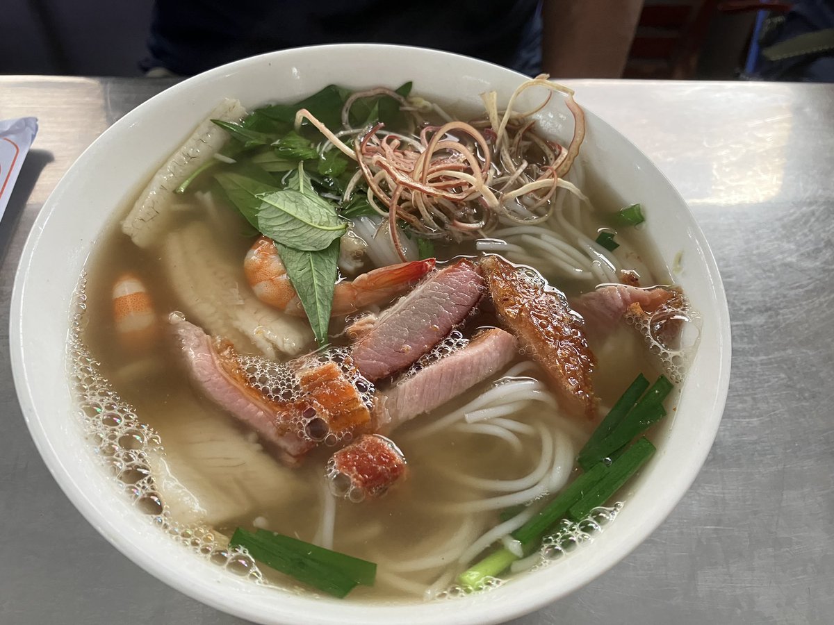 septemradiatus's tweet photo. ソクチャン��物
Bun Nuoc Leo Ca Loc(ブン・ヌック・レオ・カーロック)
カリカリに焼いた豚肉が美味しい😋
カーロックとは雷魚のことで、ベトナムでは良く食べる魚です
#ベトナム生活
#メコンデルタ
#ベトナムグルメ
#ソクチャン省 https://t.co/ZznfbrGw6u