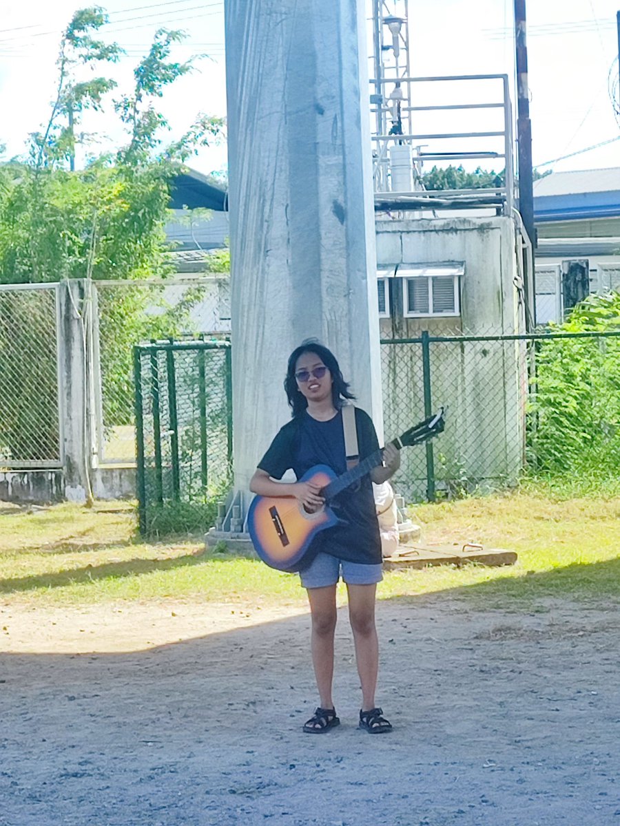 LoafJan's tweet photo. I saw this kid kanina naguiguitar for some spare change sa remy field. Gusto ko sana siyang lapitan since mukhang pagod na pagod na siya. I don't know what she's going through pero i hope your day gets better po! https://t.co/XRvVw0Hz3q