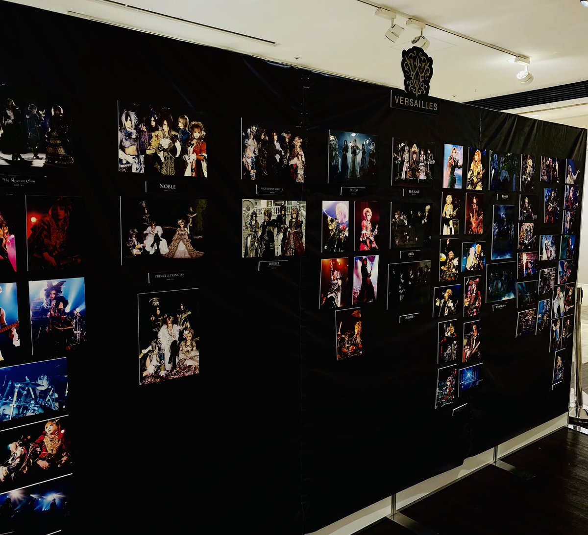 ETERNO_RECIT's tweet photo. 新宿マルイ アネックス　6Ｆにて開催中
「Versailles memorial fair」
では
ライブにて販売されていた商品も多数販売中です！

写真の展示（店内撮影OK）やメッセージボードなどもございます！
ぜひこの機会にお立ち寄りください！

https://t.co/RM0jmWxXzQ

#Versailles https://t.co/cwsDrKIgRP