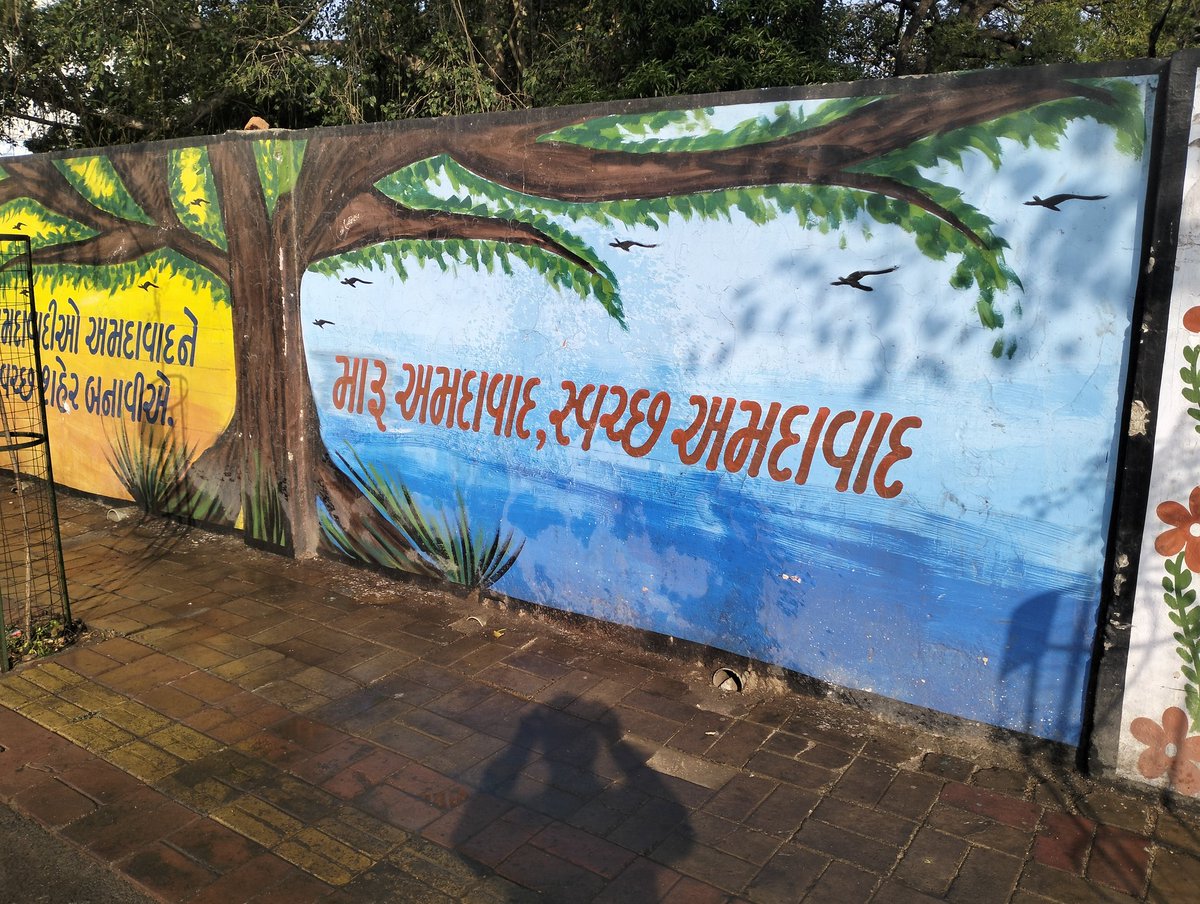 PrakashkumarAmc's tweet photo. #SwachhAmdavad
@AmdavadAMC 
@DyMCEast 
@Bhupendrapbjp 
@abpasmitatv 
@PMOIndia 
સ્વચ્છતા હિ સેવા કાર્યક્રમ અંતર્ગત શીતલ સીનેમા રોડ ફૂટપાથ ની સફાઈ ગોમતી પુર વોર્ડ https://t.co/Cp6iYQ8auB