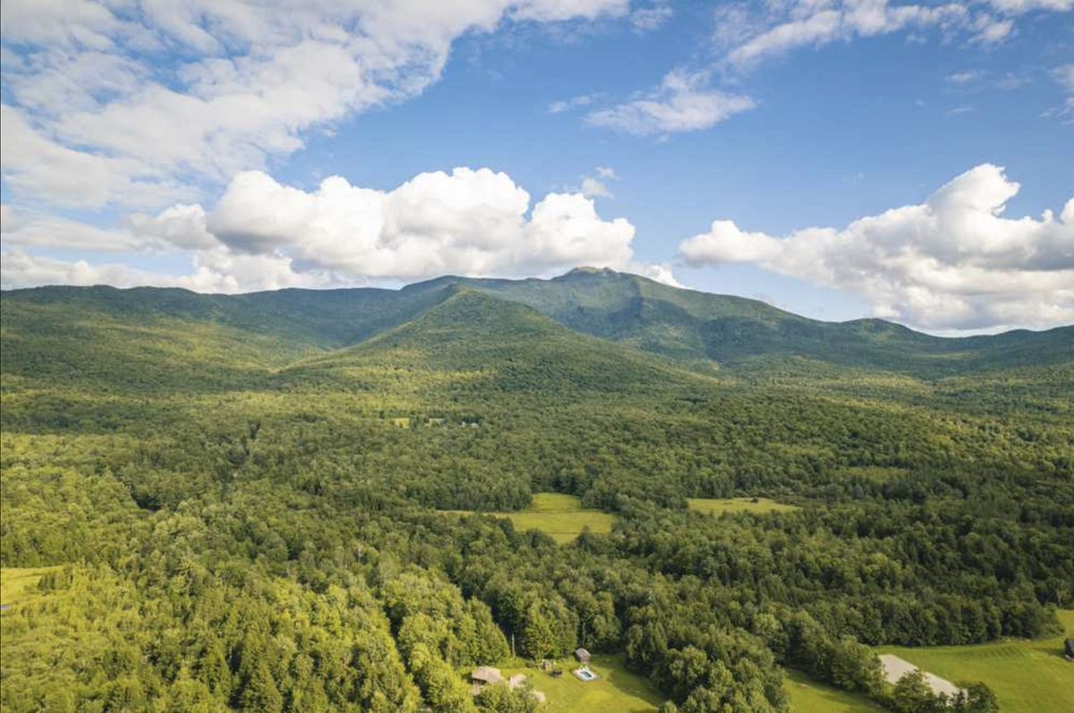 Dreaming of a cozy camping escape in a charming small town? Look no further than Smugglers Notch RV Village in Jeffersonville, Vermont! 🌲👉 t.ly/eNwAo 🌄🚐 #SmugglersNotchRVVillage 😎✨