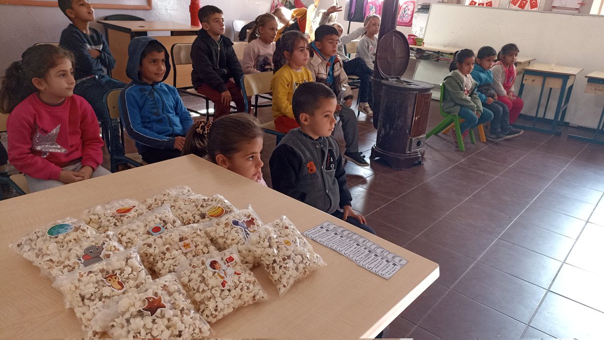 omerlianittepe's tweet photo. 1,2 ve ana sınıfımızla beraber yeni gelen akıllı tahtamızda ilk etkinliğimiz sinema! Biletlerimizde yazan cümleleri okuyarak biletimizi ve mısırlarımızı alıp filmimizi izleyip üzerine konuştuk, çok eğlendik🎉 @adnanciftci47 @mir_zal_zin @mardinilmem @OmerliMem https://t.co/ILxE8F5j0f