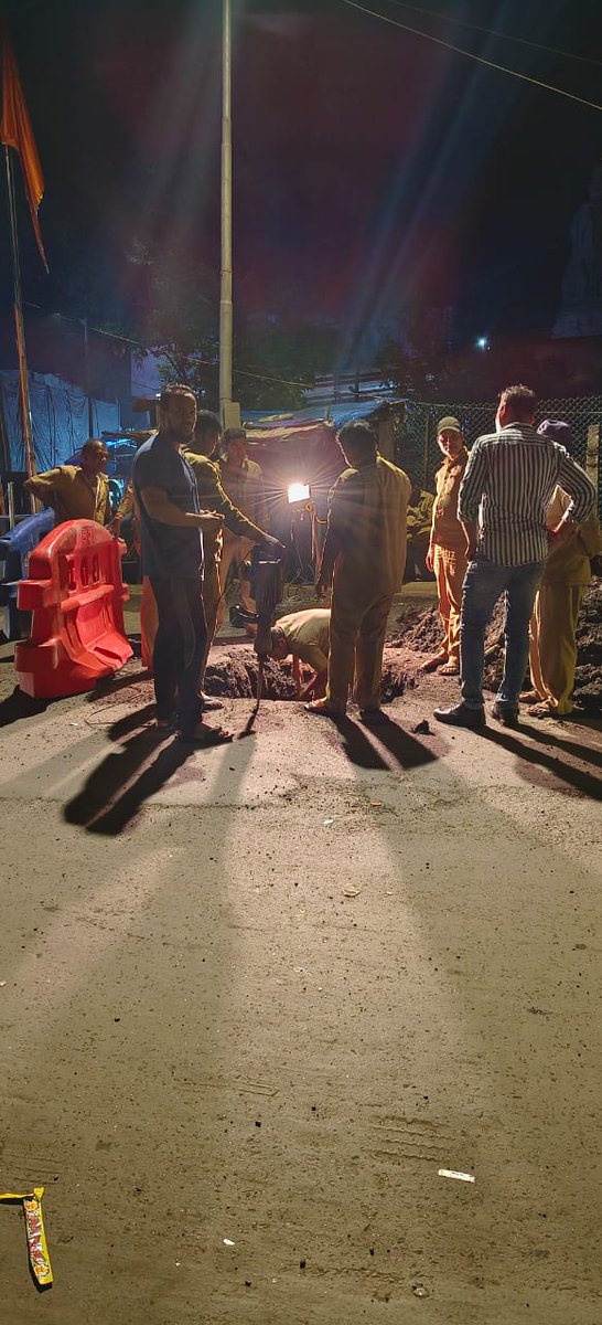 980Sahir's tweet photo. Trombay Pailypada mein moiddin school ke saamne khadde aur water leakage ki jo maine complain di thi to kal raat mein hi usko sahi karne ka kaam shuru hogaya hai.

Ahmad Sahir Chougule from Congress Party.
@INCMumbai @ravirajaINC @VarshaEGaikwad https://t.co/26DMmMF9Hd