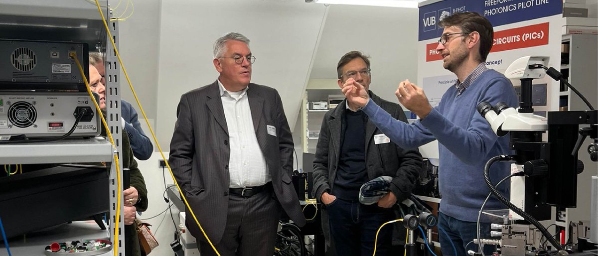 🤝 Last week, we hosted a company visit by the Flemish network of enterprises <a href="/vokavzw/">Voka - Vlaams netwerk van ondernemingen</a> <a href="/VOKA_VLBrabant/">Voka KvK Vlaams-Brabant</a>. They discovered how the new VUB Photonics Research &amp; Innovation Campus of B-PHOT will be implemented in the village centre of Oetingen. 🥼

➡️ b-phot.org/news/flemish-n…