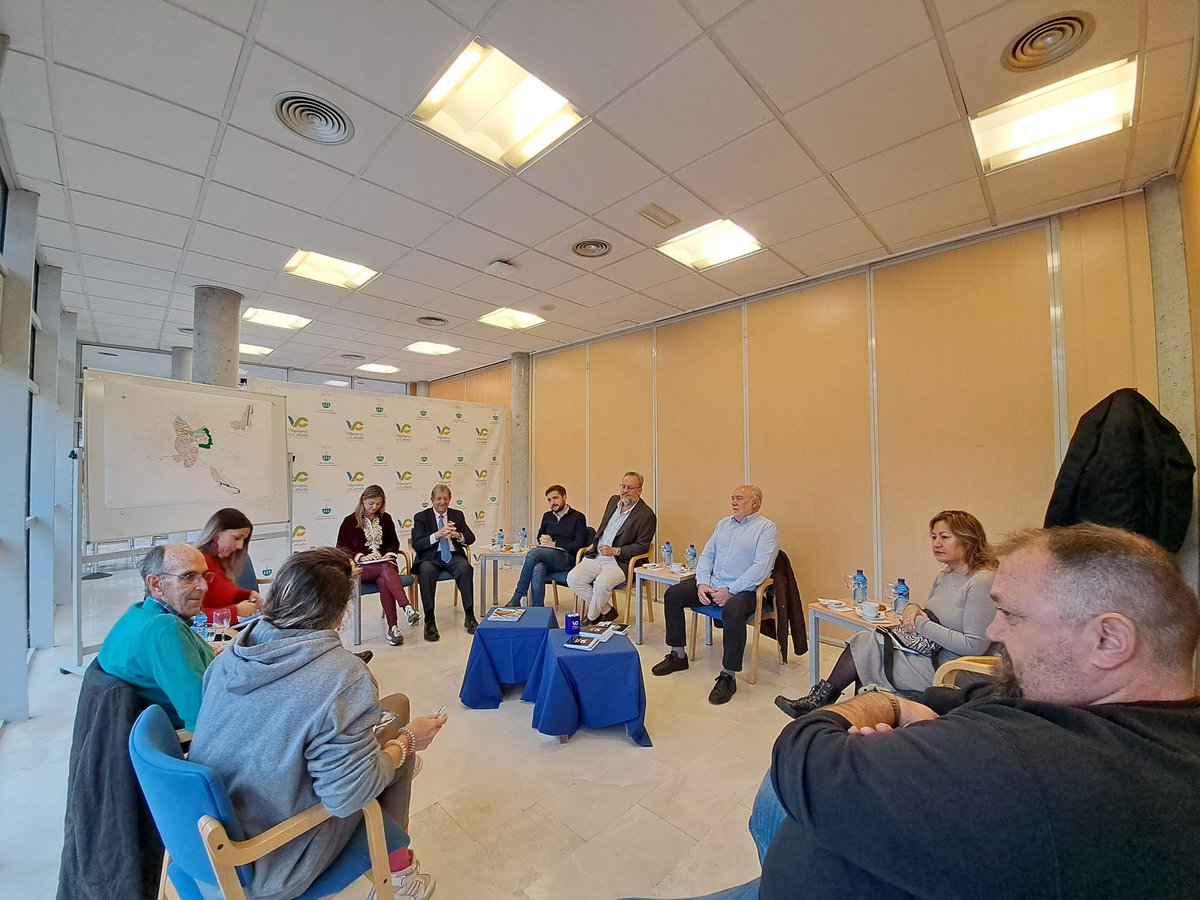 AytoVDLCanada's tweet photo. ¡Buenos días #VillanuevaDeLaCañada! Comenzamos la jornada con un nuevo “Desayuno del alcalde con los vecinos”. ¡Gracias a todos los participantes! 🤗 https://t.co/hdOoDdElf1