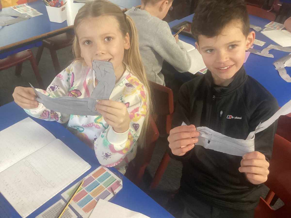 PDA_Y3's tweet image. In #pdascience we have been looking the human body and the role of muscles. We looked at different muscles in our body and even made our own muscle.