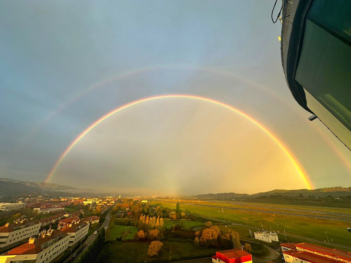 controladores's tweet photo. Se os ocurre mejor manera de empezar el día?? 😍😍
Buenos días y buenos vuelos desde la torre de control del aeropuerto de #Bilbao. #Loiu https://t.co/YRDA23aVVt