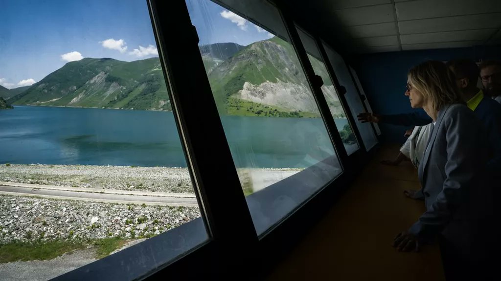 Seule #énergie renouvelable pilotable, batteries XXL... Les #barrages hydroélectriques sont un maillon clef de la transition énergétique. Mais sur fond de flou réglementaire, leur développement est ralenti en France
A lire dans <a href="/LesEchos/">Les Echos</a> <a href="/EchosEntreprise/">EchosEntreprises</a> : lesechos.fr/industrie-serv…