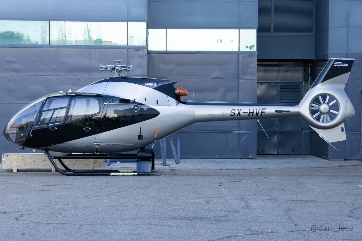 dani_lecu's tweet image. Con los traslados de LECU a @IFEMA para la feria que está actualmente de @EuropeanRotors el parking se convirtió en un parking improvisado, algunos llegaban hasta por camión. Tocaba desmontar las hélices para poder entrar en el pabellón 9 @ATAIRE_ORG