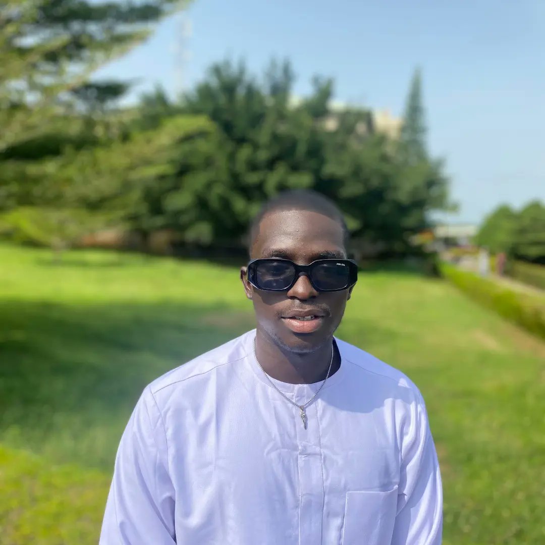 Shemie_olu's tweet photo. It's giving rich sugar daddy vibes🤑👜 https://t.co/GVmLmLtIfP