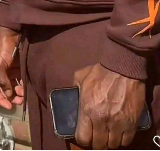 Which area do you hold your phone like this .. 😂🤷