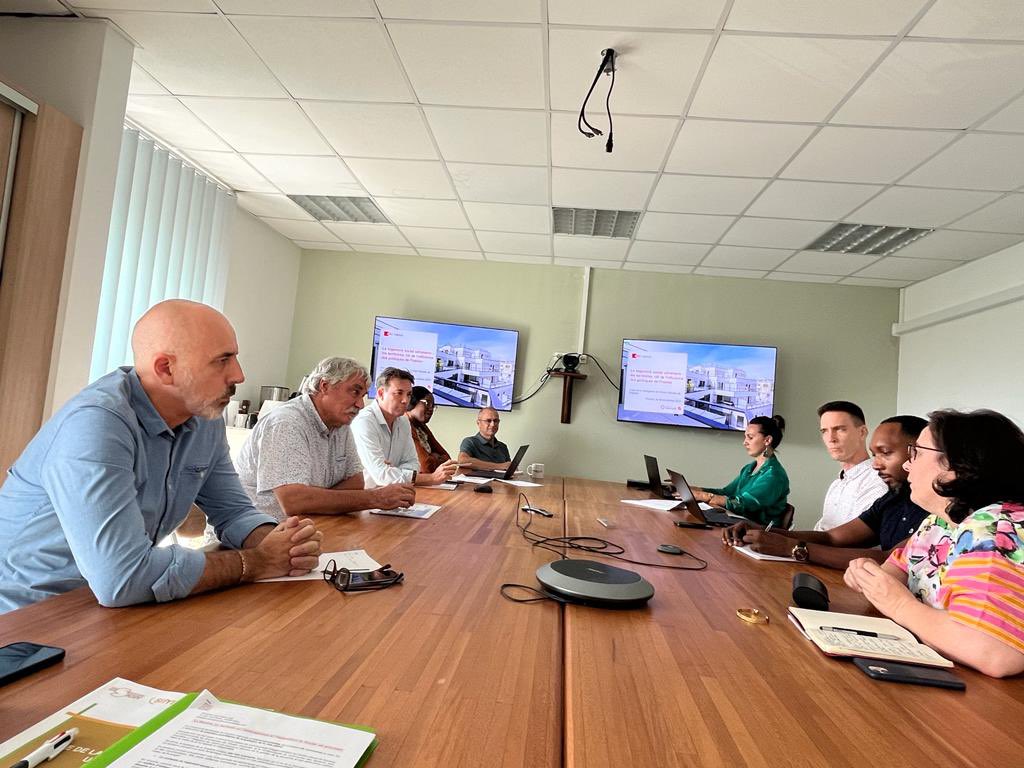 UnionHlm's tweet photo. Visite au siège de la #SIMKO à #Kourou. Merci à Jean-Jacques Stauch et ses équipes expertes et engagées pour ce temps de travail sur les enjeux du #logement social et les orientations stratégiques prioritaires pour répondre aux besoins de l’ensemble des territoires guyanais. https://t.co/0r83EDGIZf