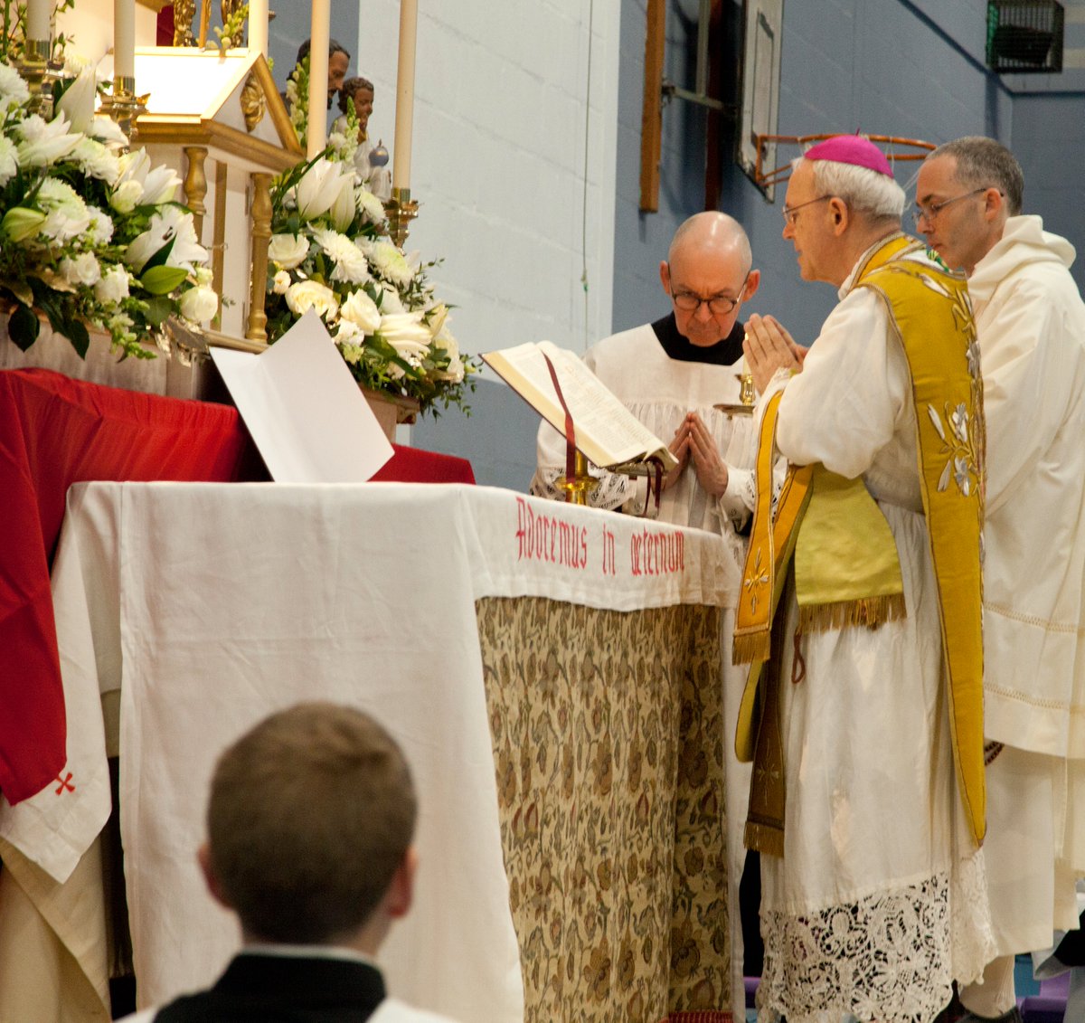 LMSChairman's tweet photo. Bishop Schneider's Mass in Milton Keynes last Sunday: photos. The Mass had to be moved to a school hall because the interest in it indicated that numbers would have been far too great for the nearby church originally planned: as proved to be the case. 1/4 https://t.co/JbDpHMPe2c