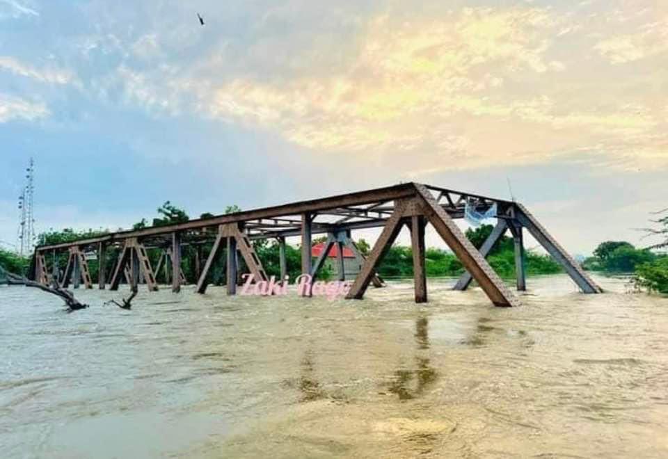 Waxaan aad uga naxay marka aan arkay sawirkan buundada Buloburte oo inta la ogyahay taariikhda biya sidan u baaxad weyn aysan soo marin. Waxaan nabad-galyo Alle uga baryayaa buundadan iyo dadka reer Buulaburde oo xaalad adag ku sugan.